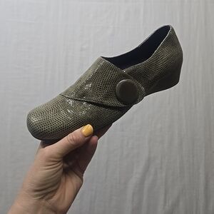Vaneli Shiny Dot Round Toe Mini Wedge Heel Shoes Women's Olive Green Size 9.5‎ M